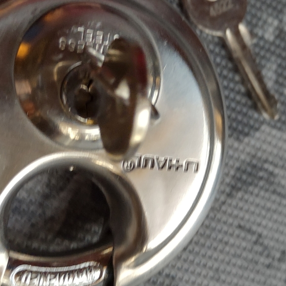 Storage lock with two keys - Picture 3 of 5